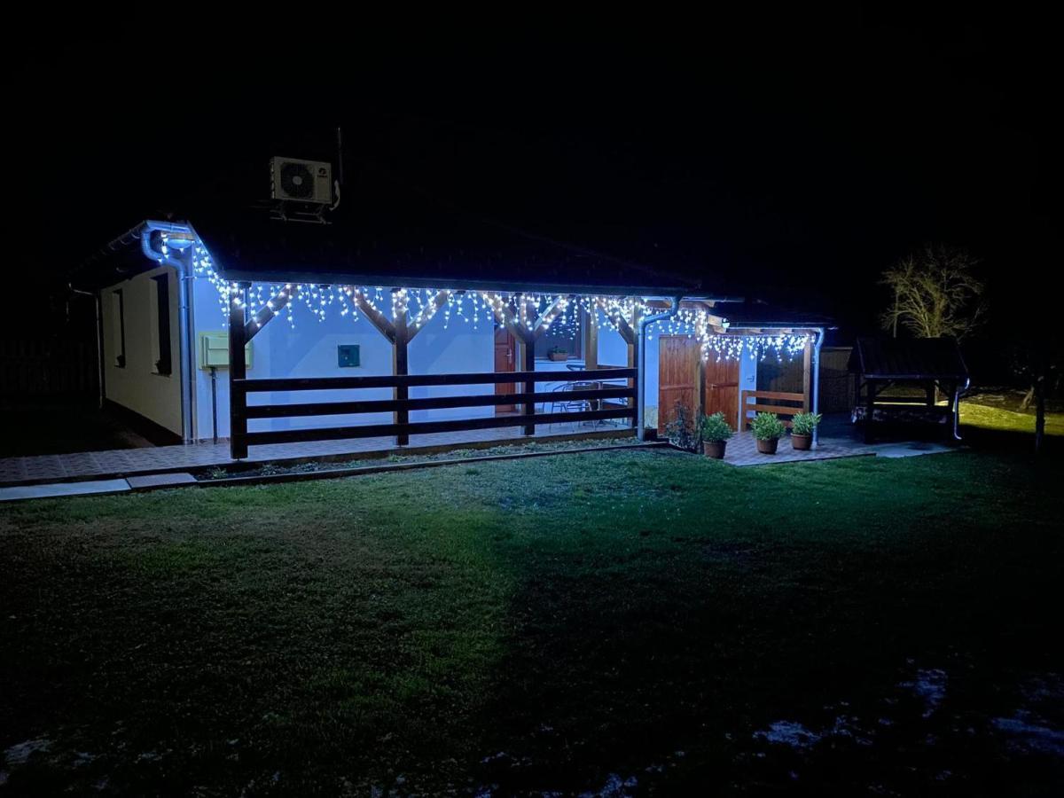 8888 Apartmanhaz Lispeszentadorján Buitenkant foto