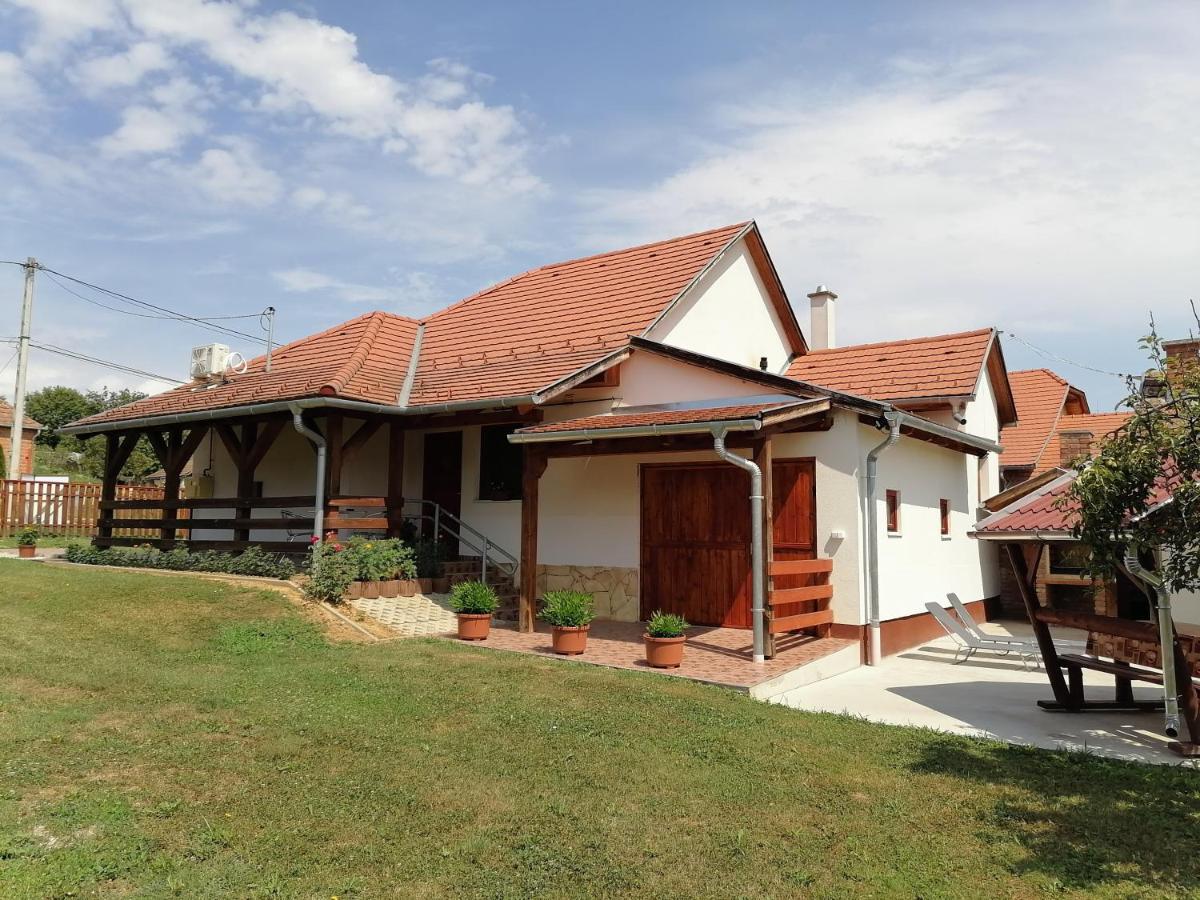 8888 Apartmanhaz Lispeszentadorján Buitenkant foto