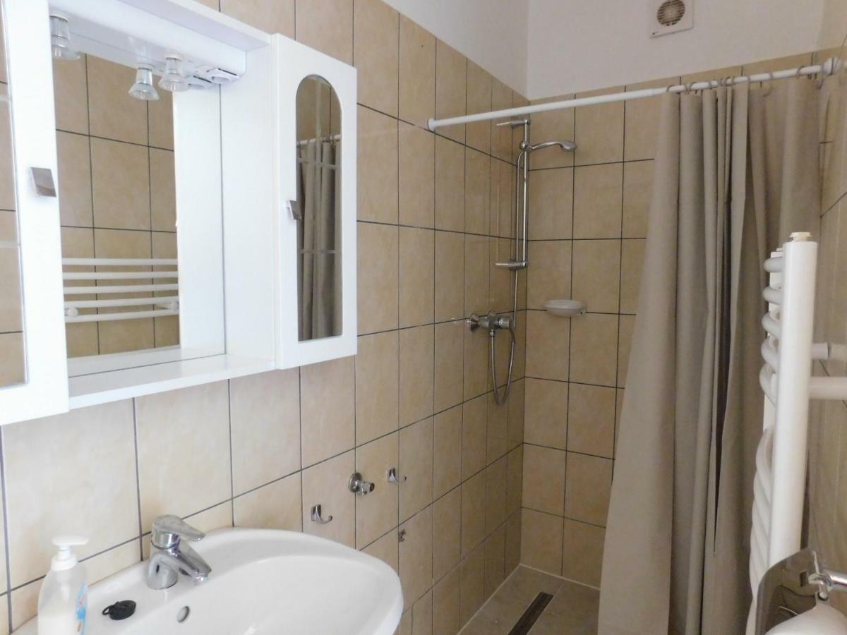 8888 Apartmanhaz Lispeszentadorján Buitenkant foto